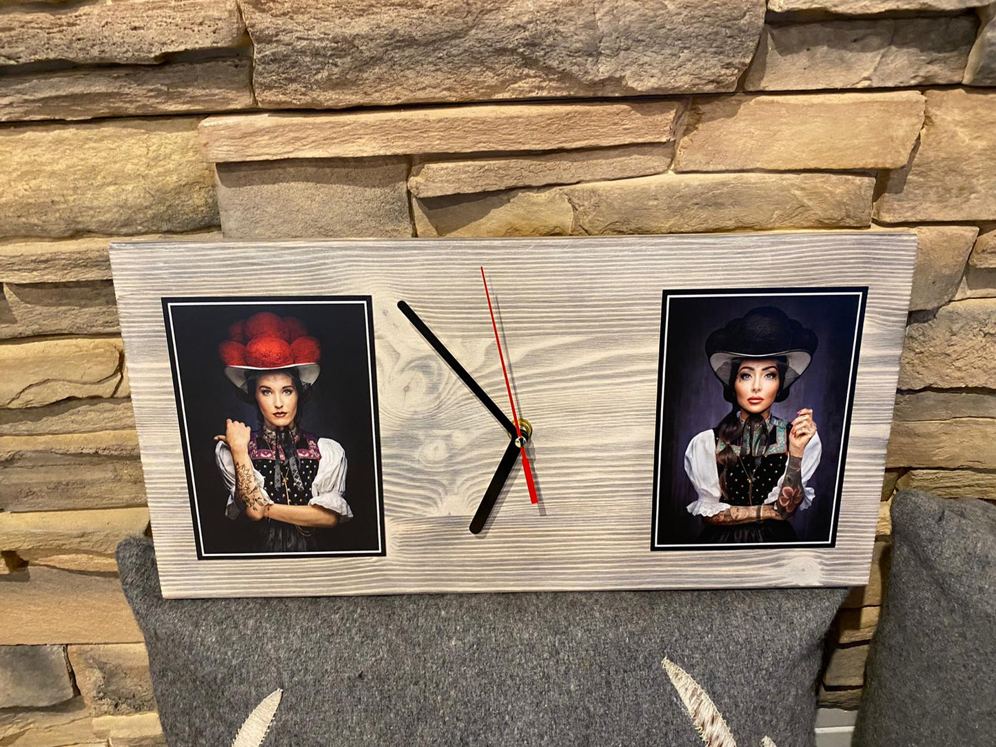 Schwarzwald Clock "Barbara", modern, Kieferholz, eine stylische Clock im Schwarzwaldflair, Motive von Sebastian Wehrle