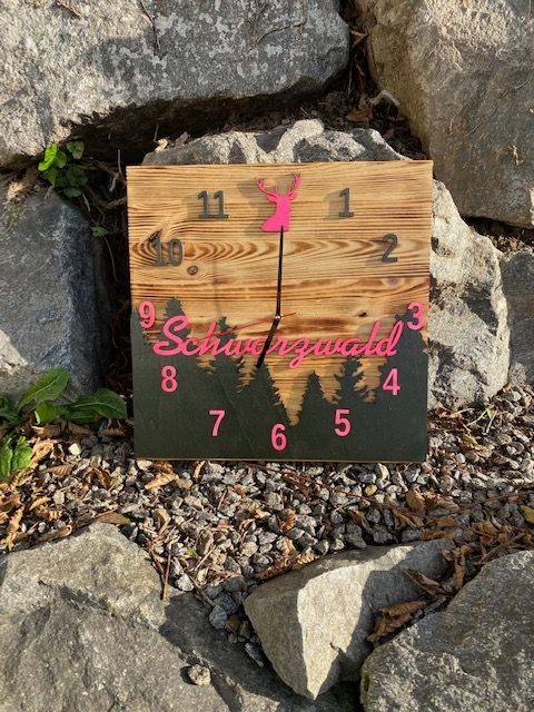 Schwarzwald Clock "Lindsay", Kieferholz, modern, Wohnaccessoire, Wohn-Deko.