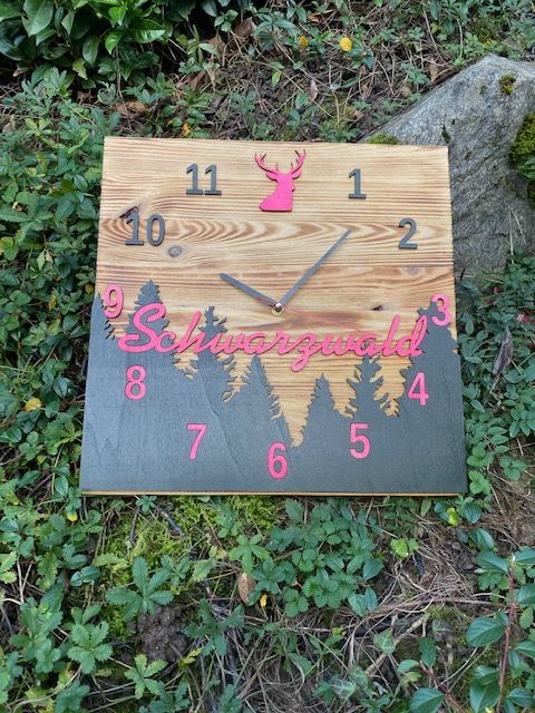 Schwarzwald Clock "Lindsay", Kieferholz, modern, Wohnaccessoire, Wohn-Deko.